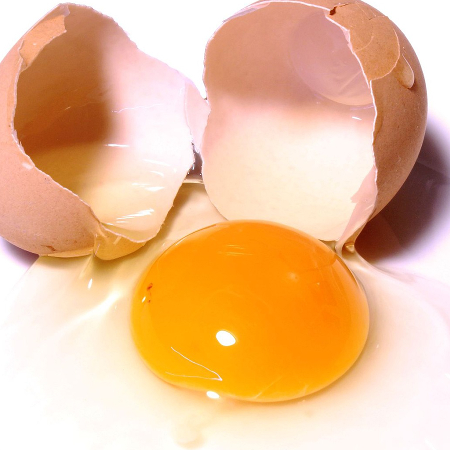 Aufgeschlagenes Ei in Glasschüssel